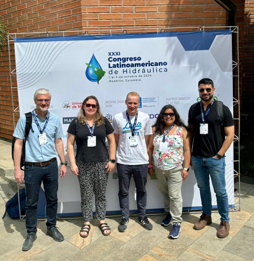 Equipo de Socio-hidrología en el 31° Congreso Latinoamericano de Hidráulica en Medellín, Colombia.
