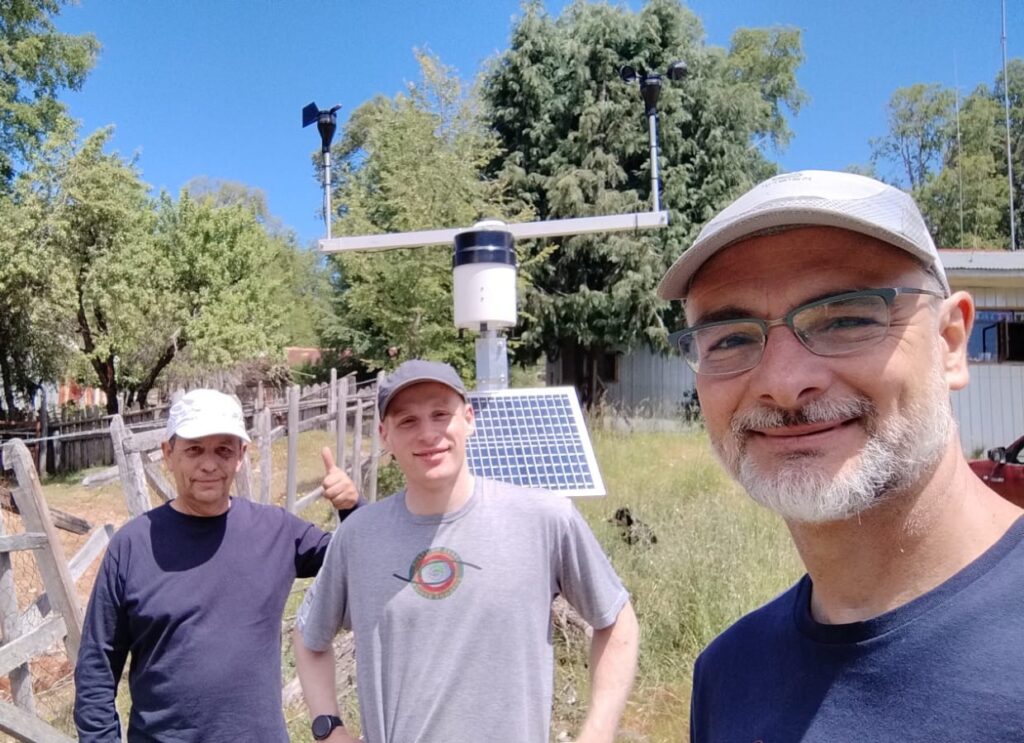 Última instalación de estación meteorológica en Alto Trongol.