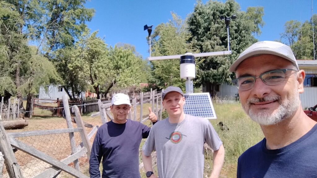 Última instalación de estación meteorológica en Alto Trongol.